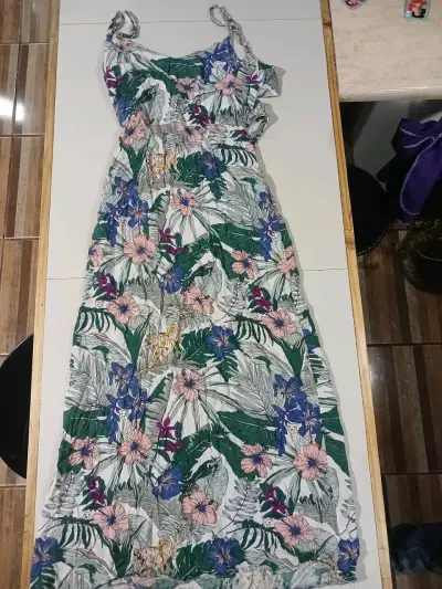 Vestido largo floral con tirantes - miniatura 1
