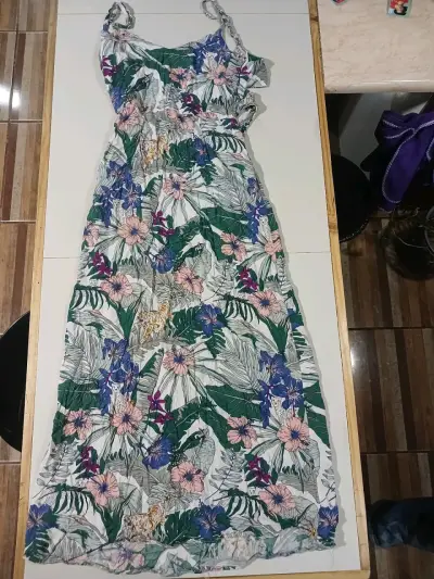 Vestido largo floral con tirantes - miniatura 2