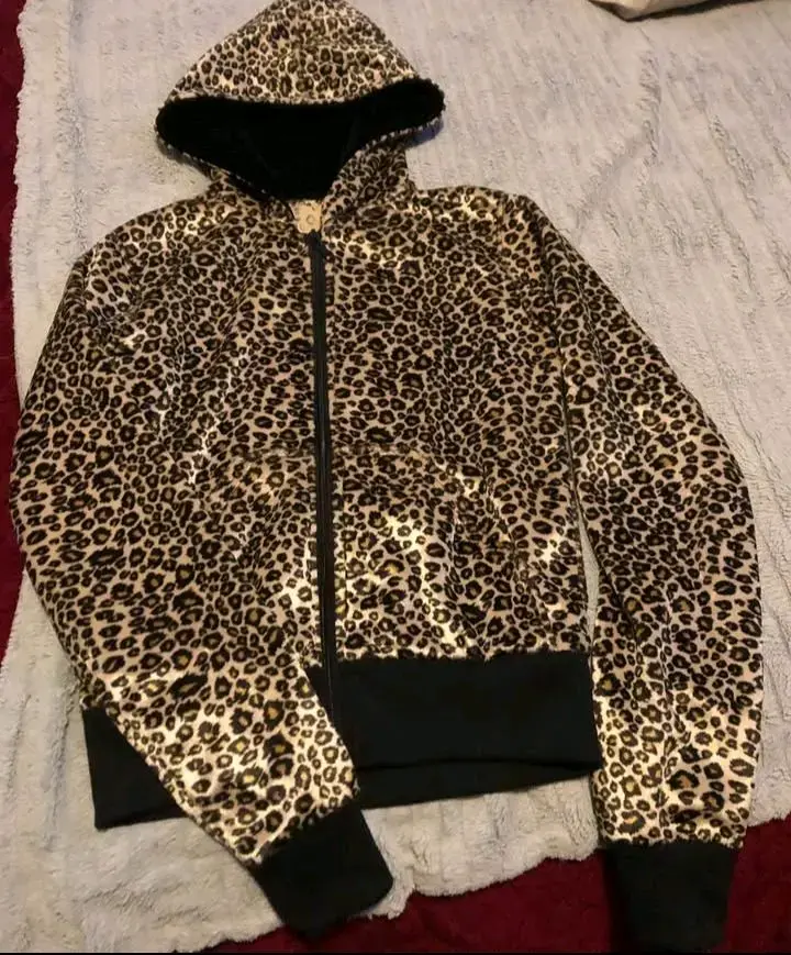 Polerón con capucha estampado leopardo