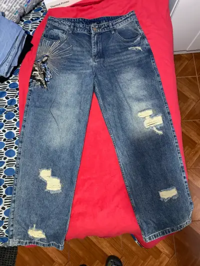 Jeans de mezclilla con diseño bordado y roturas - miniatura 1