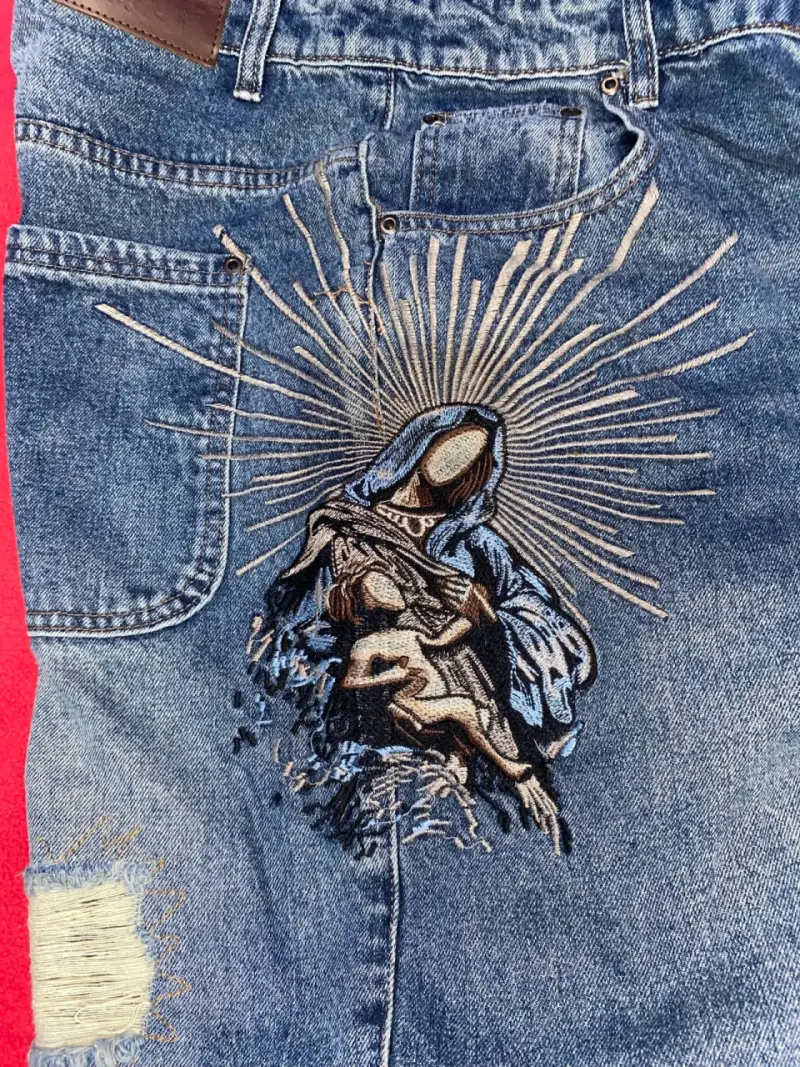 Jeans de mezclilla con diseño bordado y roturas - 2