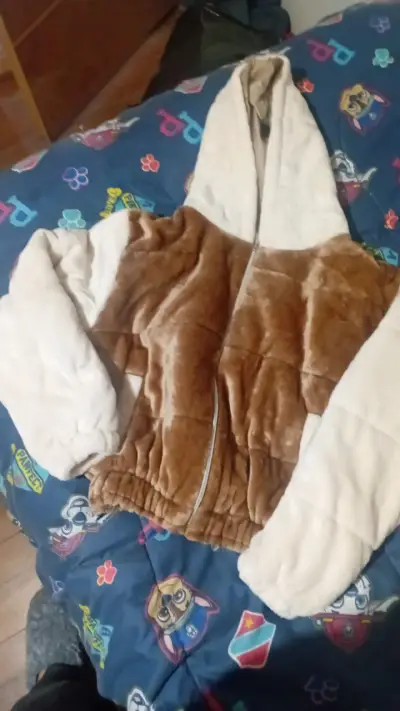 Chaqueta de peluche bicolor con capucha - miniatura 1