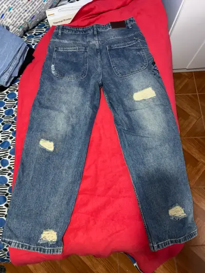 Jeans de mezclilla con diseño bordado y roturas - miniatura 4