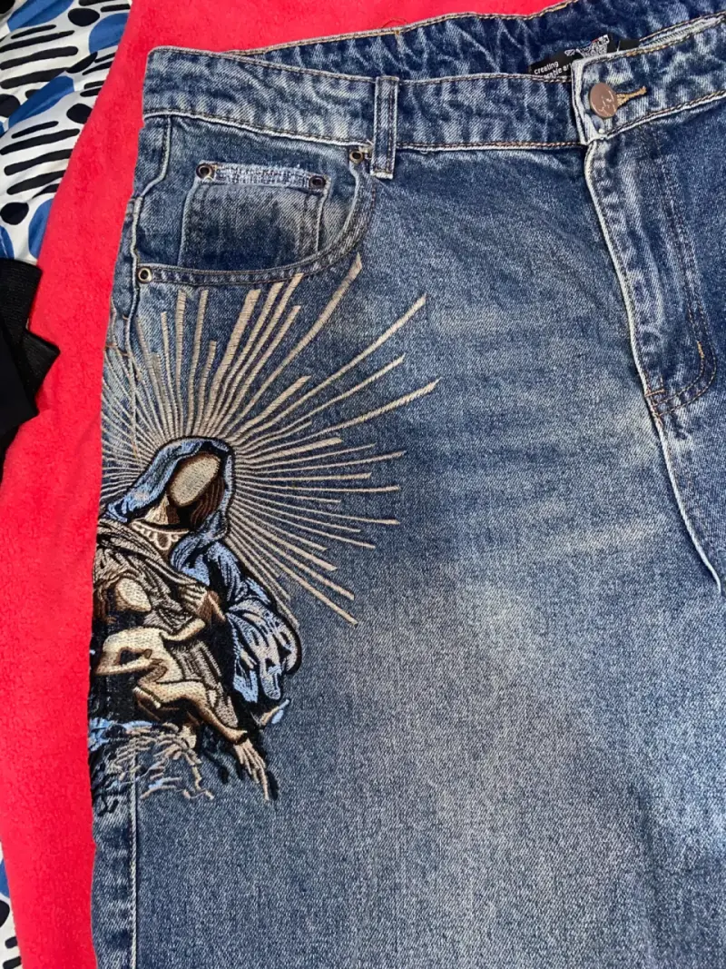 Jeans de mezclilla con diseño bordado y roturas - 5