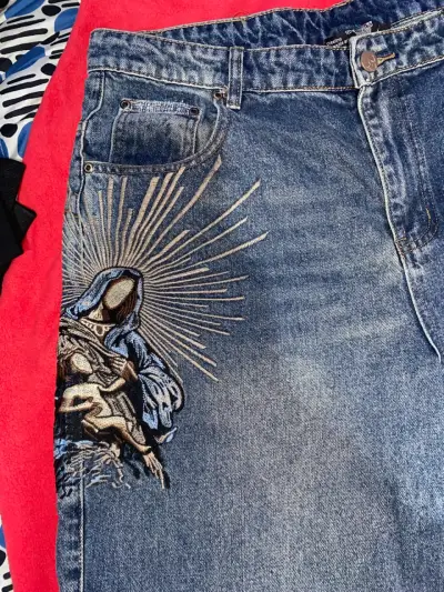 Jeans de mezclilla con diseño bordado y roturas - miniatura 5