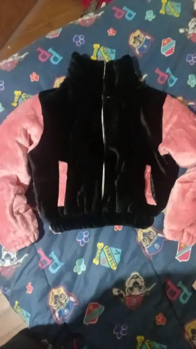 Chaqueta de peluche bicolor con capucha - miniatura 4