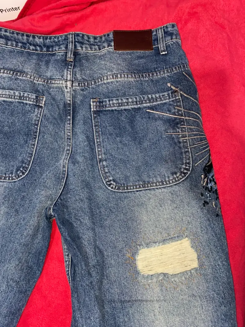 Jeans de mezclilla con diseño bordado y roturas - 6