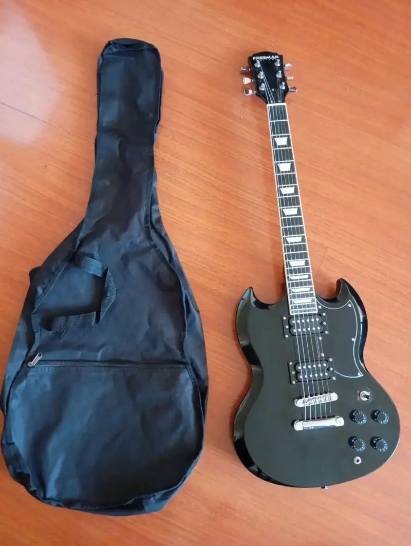 Guitarra eléctrica Freeman negra con funda - 2