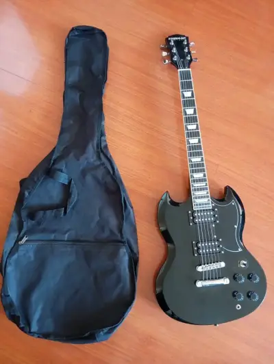 Guitarra eléctrica Freeman negra con funda - miniatura 2