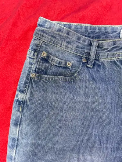 Jeans de mezclilla desgastados para hombre - miniatura 2
