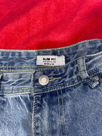 Jeans de mezclilla desgastados para hombre - miniatura 3