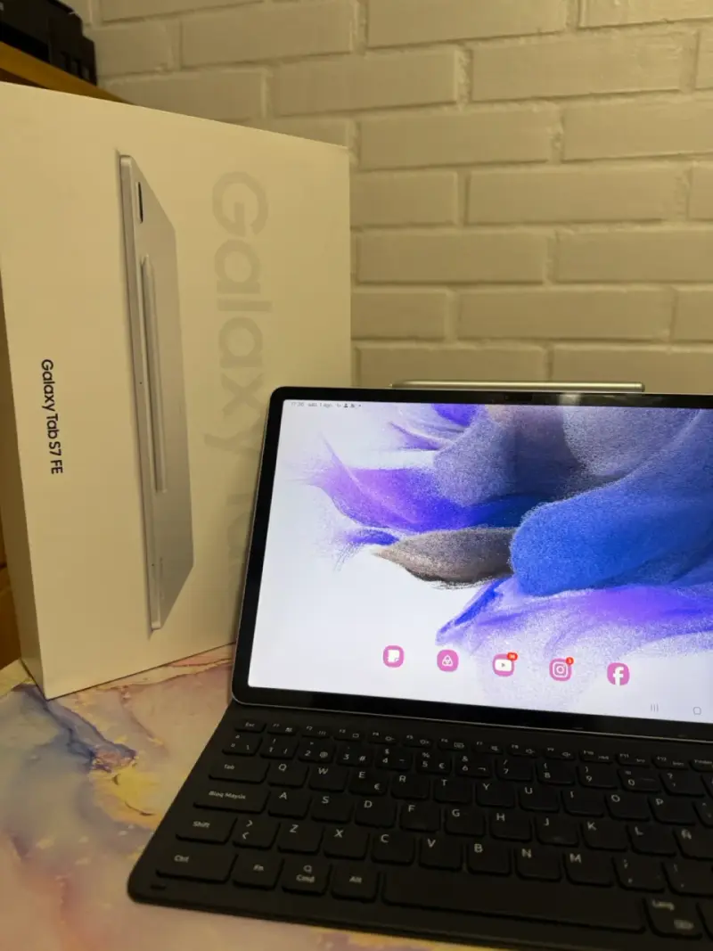 Tablet Samsung Galaxy Tab S7 FE con teclado