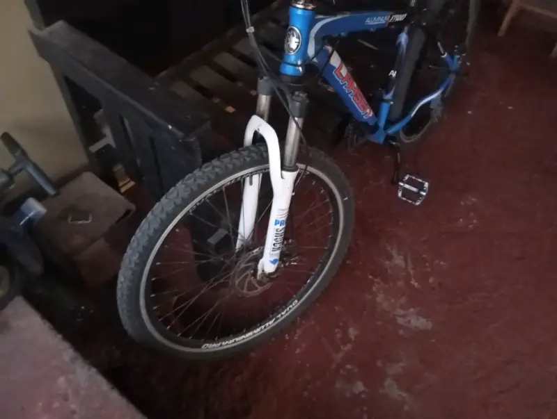 Bicicleta de montaña azul con suspensión - 2