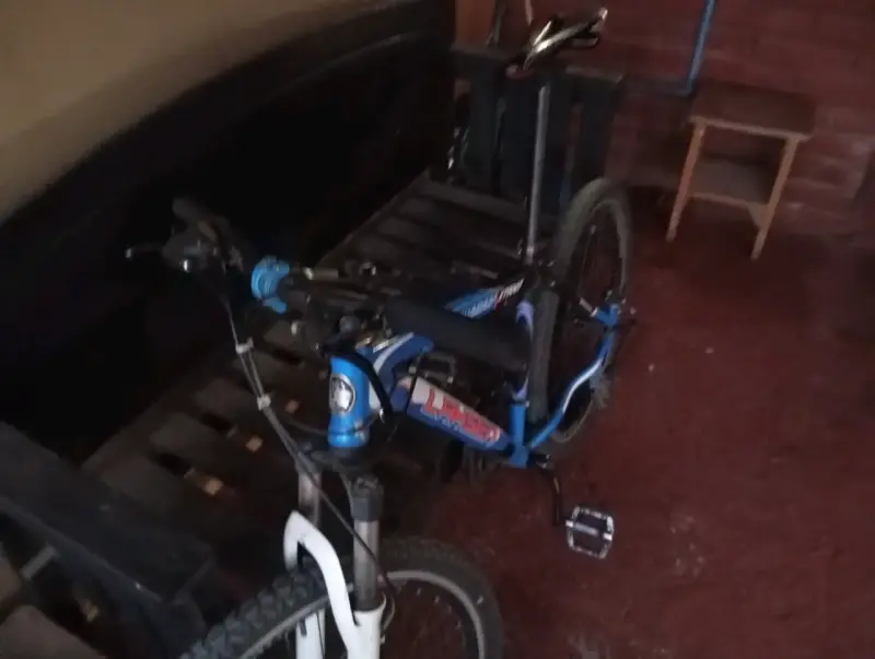 Bicicleta de montaña azul con suspensión - 3