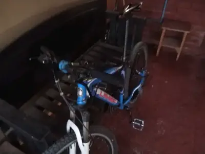 Bicicleta de montaña azul con suspensión - miniatura 3