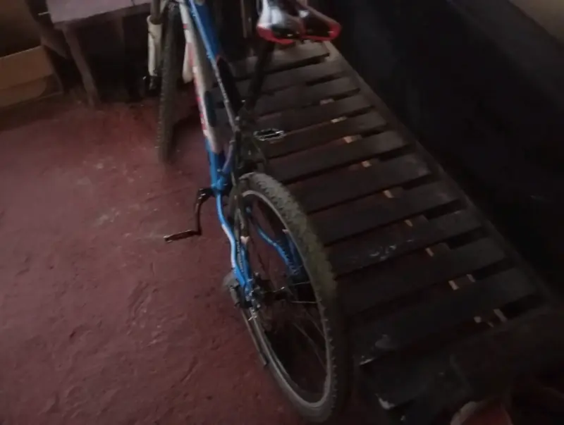Bicicleta de montaña azul con suspensión - 4