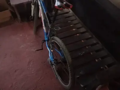 Bicicleta de montaña azul con suspensión - miniatura 4