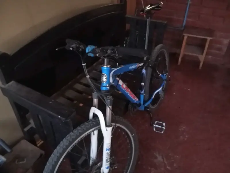 Bicicleta de montaña azul con suspensión - 5