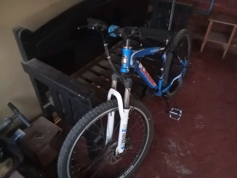 Bicicleta de montaña azul con suspensión - 6