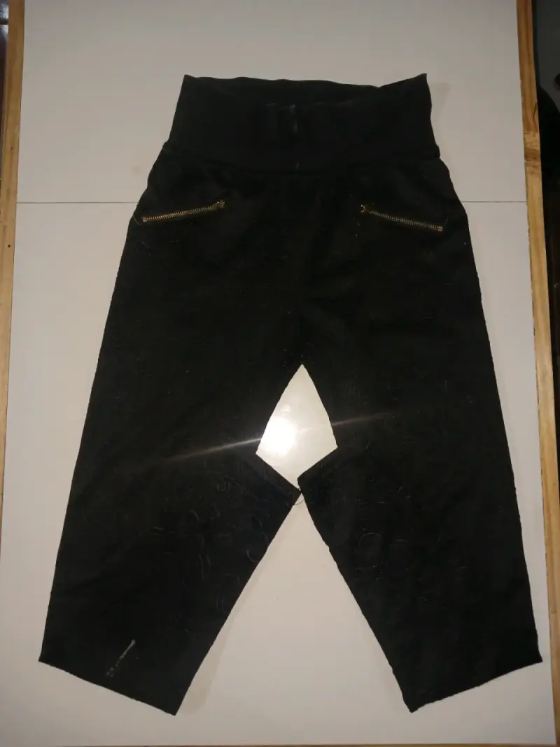 Pantalones negros con cierre decorativo - 1