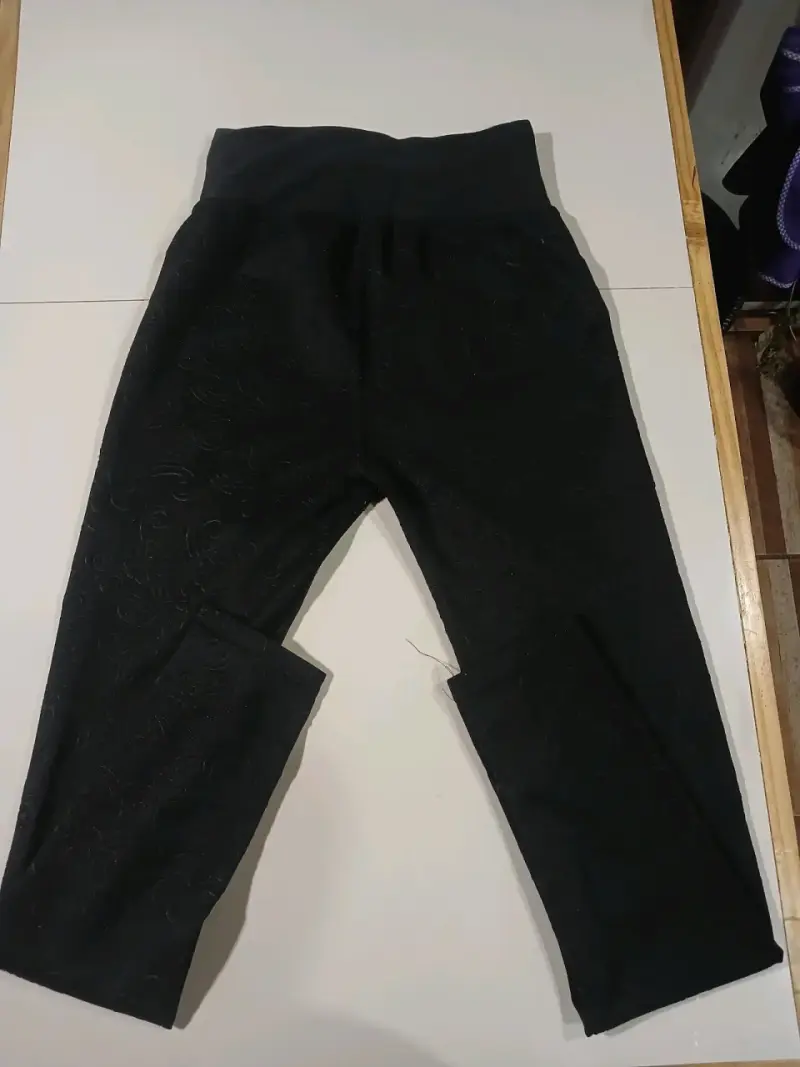 Pantalones negros con cierre decorativo - 2