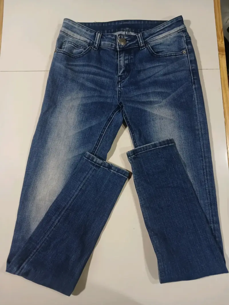 Jeans azul desgastado para mujer