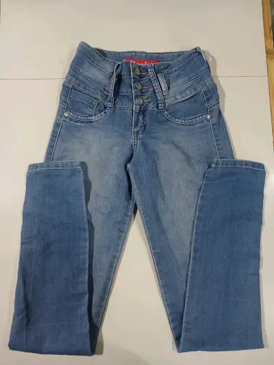 Jeans de mezclilla azul para mujer - miniatura 1