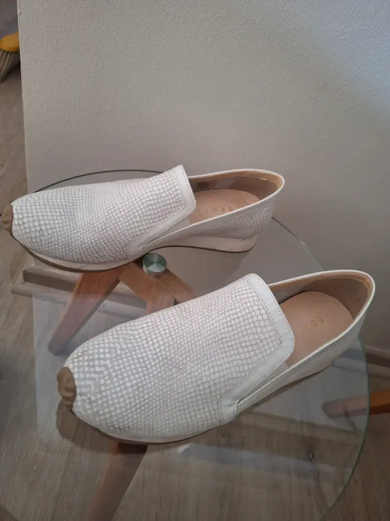 Zapatos mocasines blancos de cuero texturizado - 2