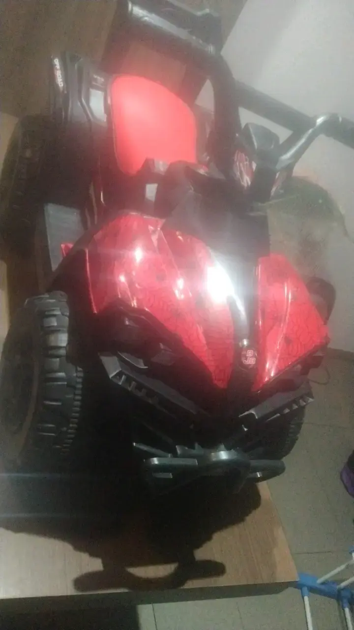Auto eléctrico infantil rojo con diseño deportivo - 1