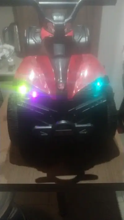 Auto eléctrico infantil rojo con diseño deportivo - miniatura 2