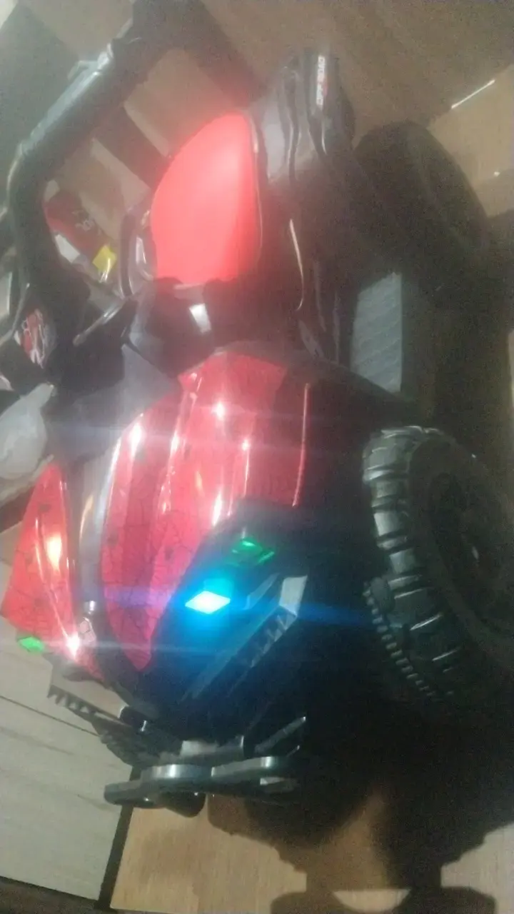 Auto eléctrico infantil rojo con diseño deportivo - 3