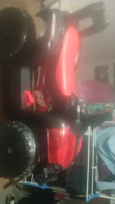 Auto eléctrico infantil rojo con diseño deportivo - miniatura 4