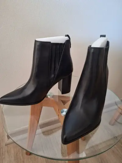 Botines ecocuero negro con tacón alto - miniatura 1