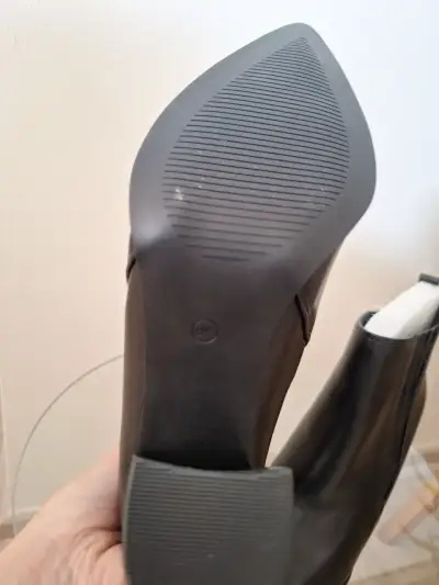 Botines ecocuero negro con tacón alto - miniatura 2