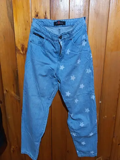 Jeans de mujer con diseño de estrellas - miniatura 1