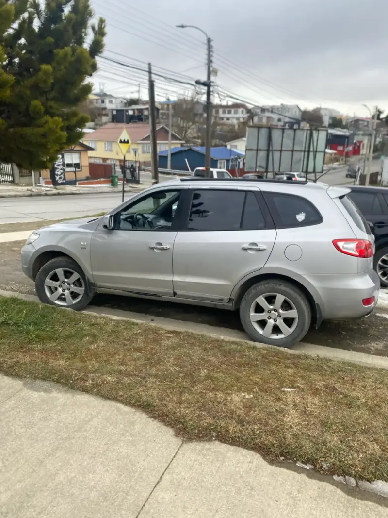 SUV Hyundai Santa Fe 2007 en buen estado - 1
