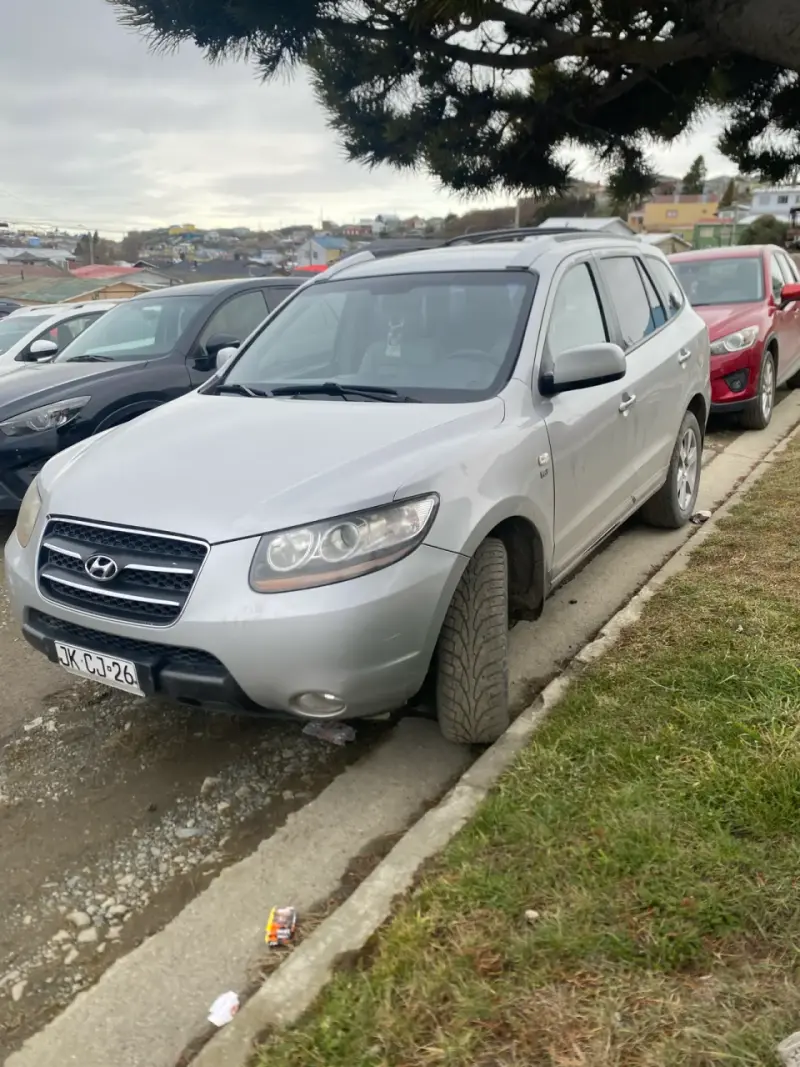 SUV Hyundai Santa Fe 2007 en buen estado - 2
