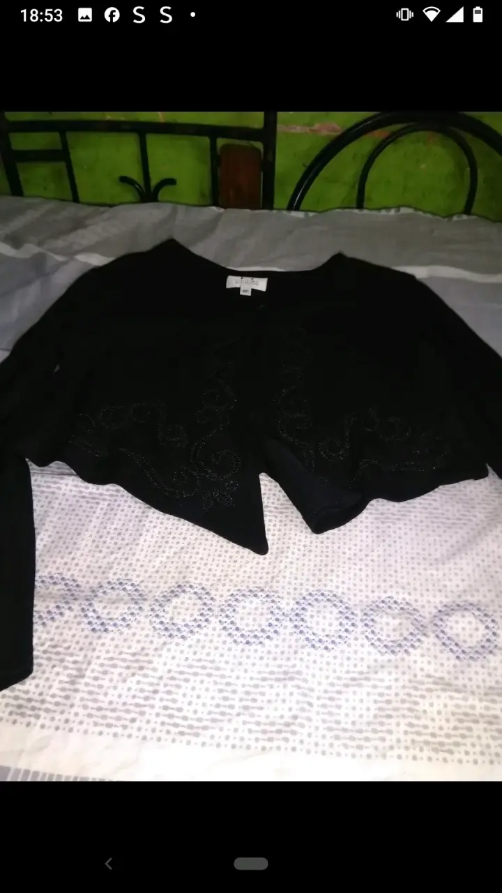Chaqueta corta negra con diseño bordado - 1