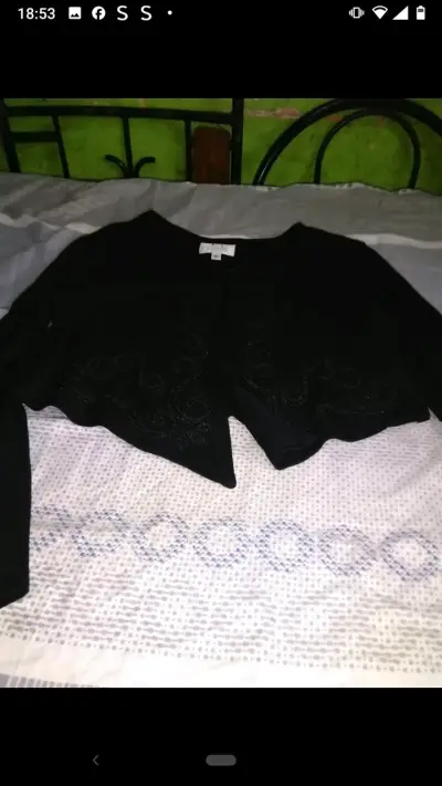 Chaqueta corta negra con diseño bordado - miniatura 1