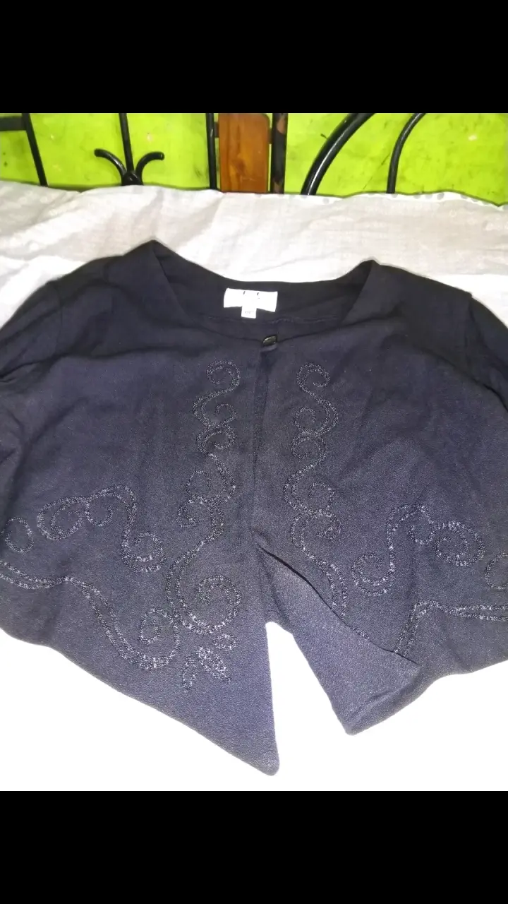 Chaqueta corta negra con diseño bordado - 2