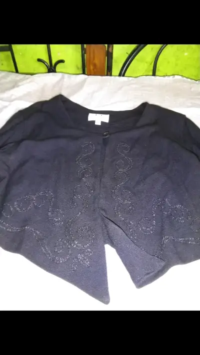 Chaqueta corta negra con diseño bordado - miniatura 2