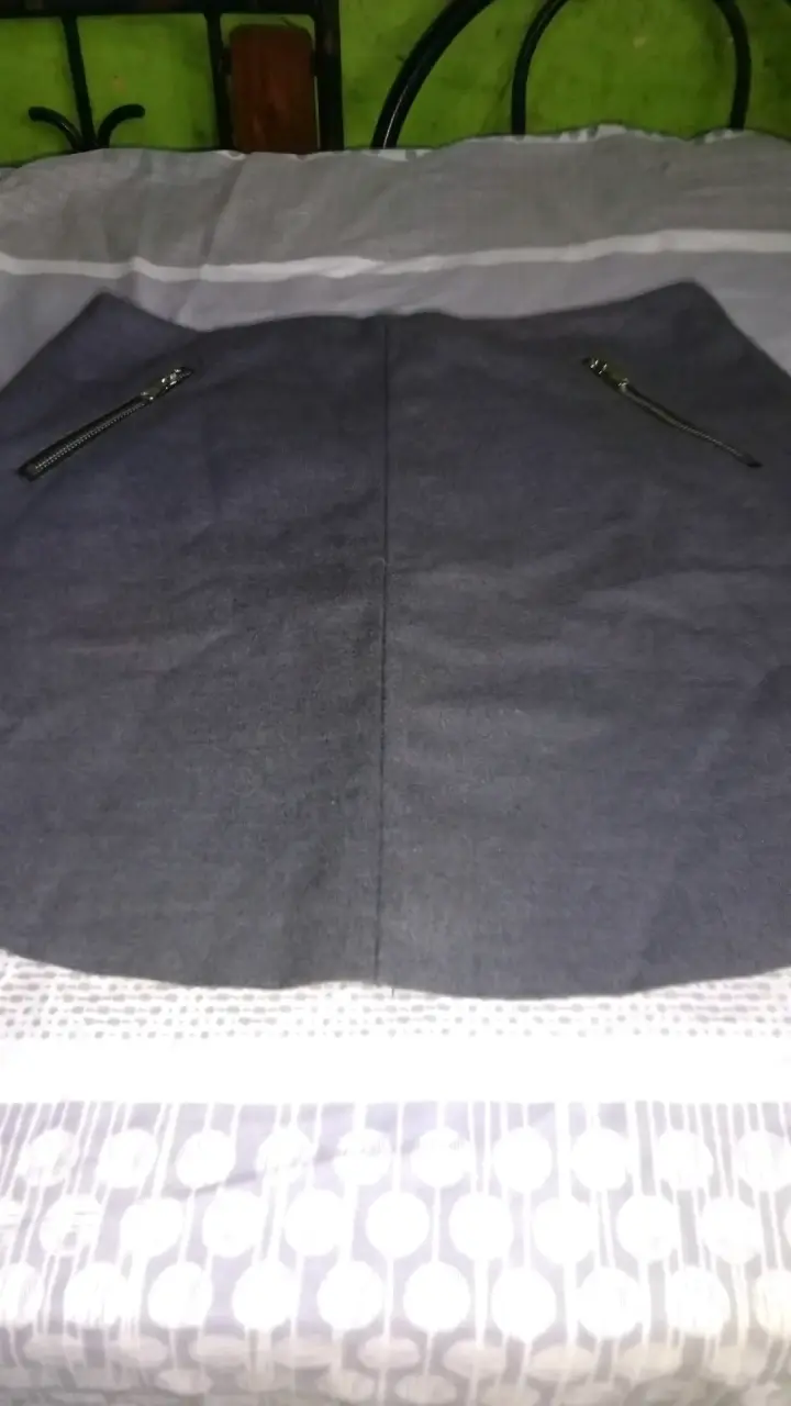 Falda gris con cierres H&M talla 38 - 1