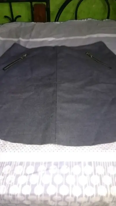 Falda gris con cierres H&M talla 38 - miniatura 1