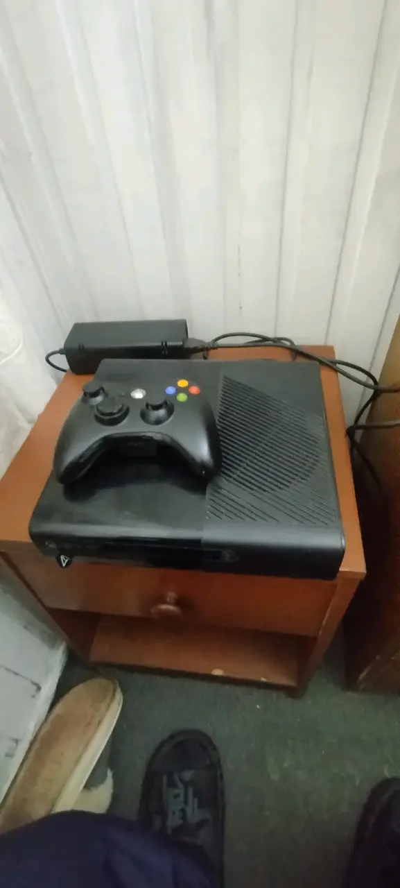 Consola Xbox 360 con control y juegos incluidos - 1