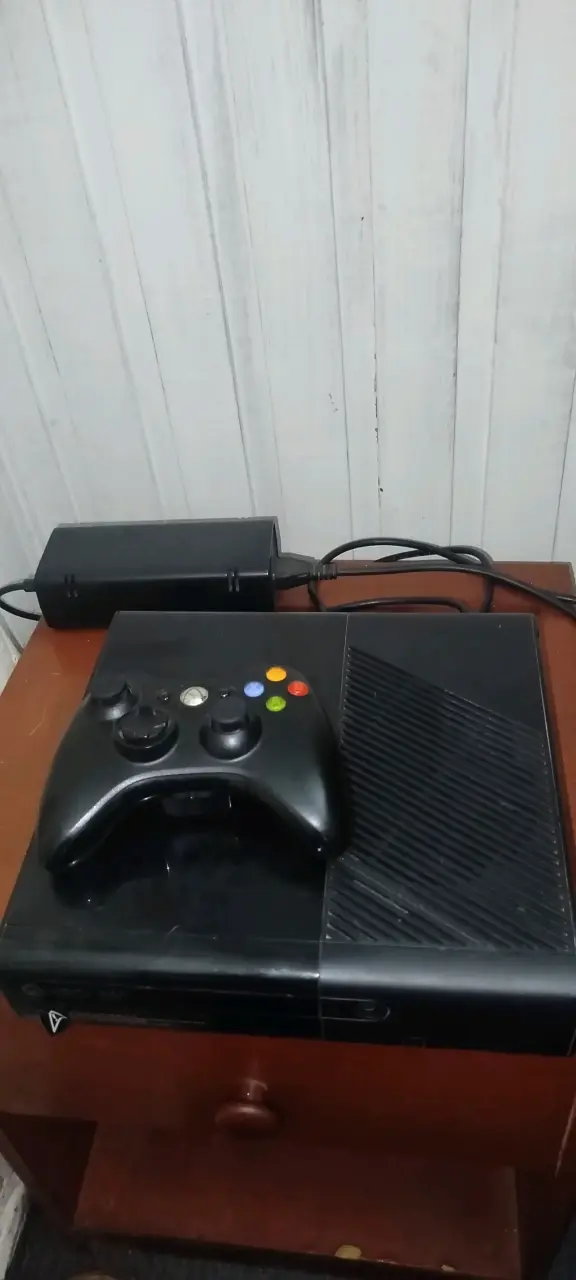 Consola Xbox 360 con control y juegos incluidos - 2