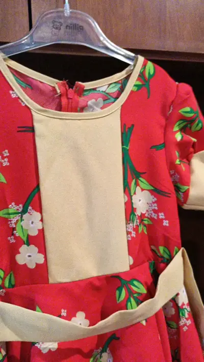 Vestido huasa rojo con flores y lazo - miniatura 2
