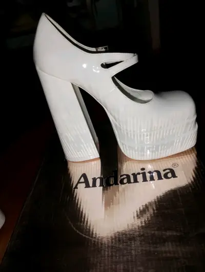 Zapatos de plataforma blancos Andarina con hebilla - miniatura 1