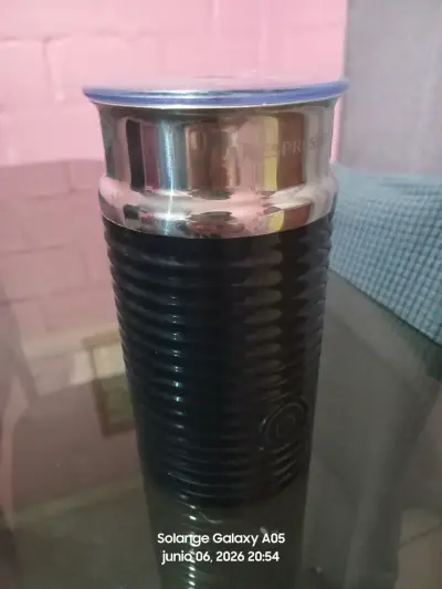 Cafetera y Espumador de Leche Nespresso Negro - miniatura 1