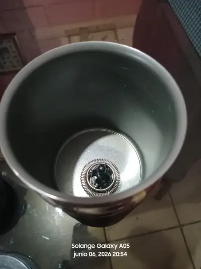 Cafetera y Espumador de Leche Nespresso Negro - miniatura 4