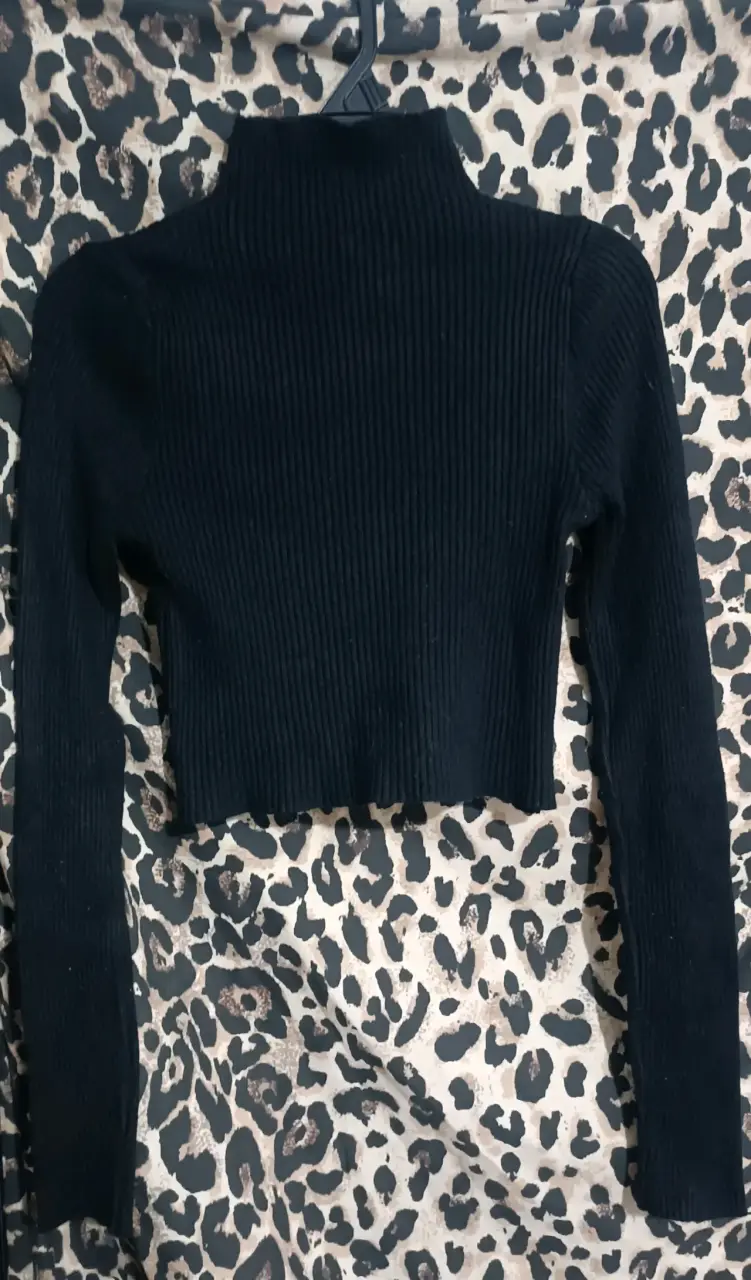 Suéter negro de cuello alto para mujer